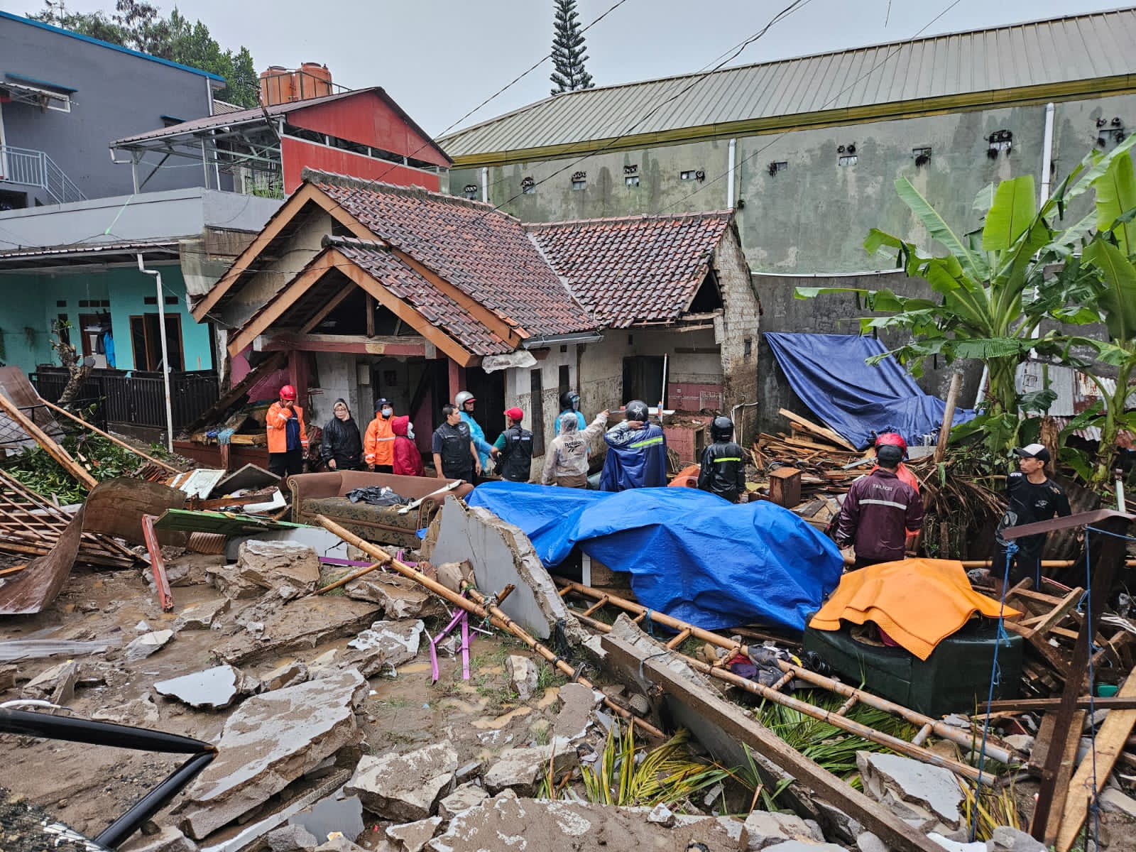 BPBD Jabar Kirim Tim dan Bantuan Tangani Banjir Karawang dan Longsor Purwakarta