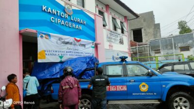 Dinsos Jabar-Kemensos Salurkan Bantuan Logistik untuk Warga Terdampak Banjir Bandang Cimahi