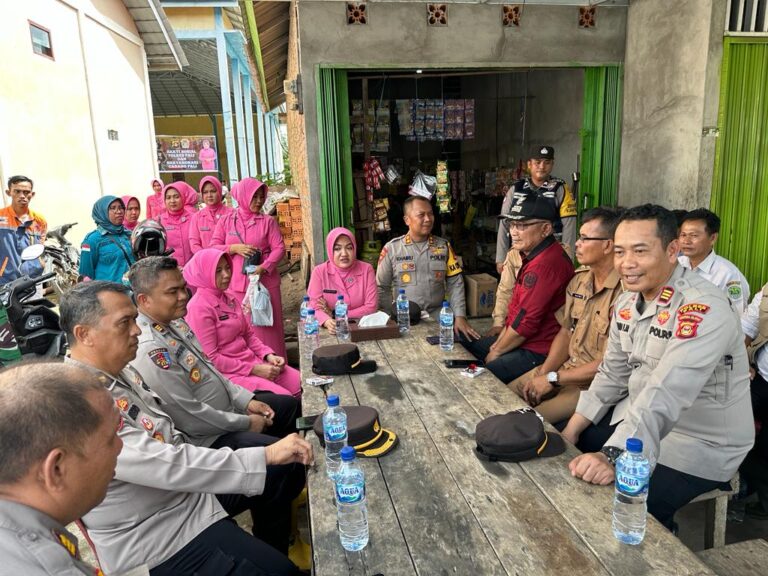 Kunjungan Kapolres PALI, AKBP Khairu Nasrudin S.I.K, M.H dan Ketua Bhayangkari Cabang PALI, Ny. Hj. Ratna Khairu Nasrudin, ke Desa Curup, Kecamatan Tanah Abang, Kabupaten PALI,