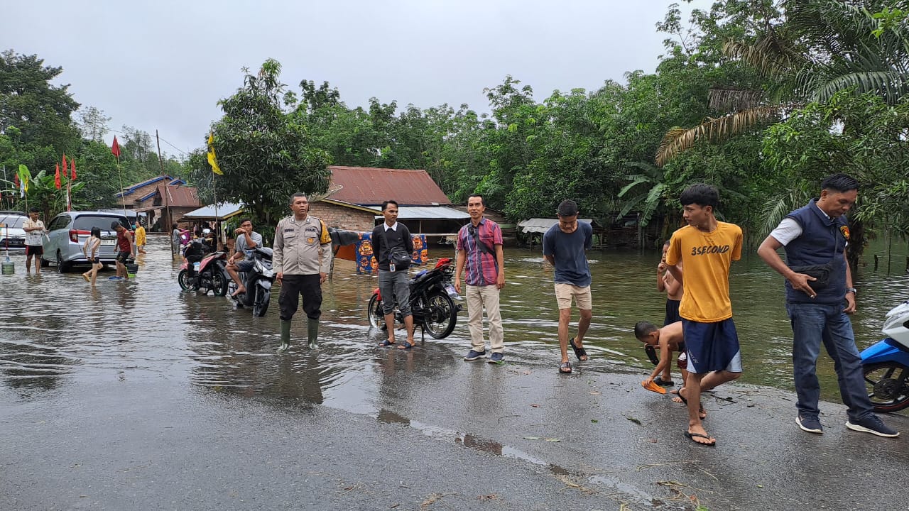 Akibat Curah Hujan Yang Cukup Tinggi, Puluhan Rumah Warga Desa Tempirai Terdampak Banjir