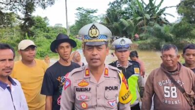 Akibat Luapan Sungai Temelat,Satlantas Polres PALI Alihkan Arus Lalulintas Ke Arah Kabupaten Musi Rawas