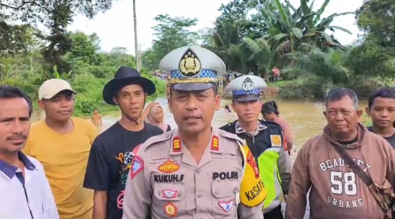 Akibat Luapan Sungai Temelat,Satlantas Polres PALI Alihkan Arus Lalulintas Ke Arah Kabupaten Musi Rawas