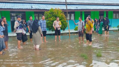 Polsek Penukal Utara Melakukan Pengecekan Banjir di Desa Prabumenang, Desa Lubuk Tampui dan di SMAN 2 PenuKal Utara.