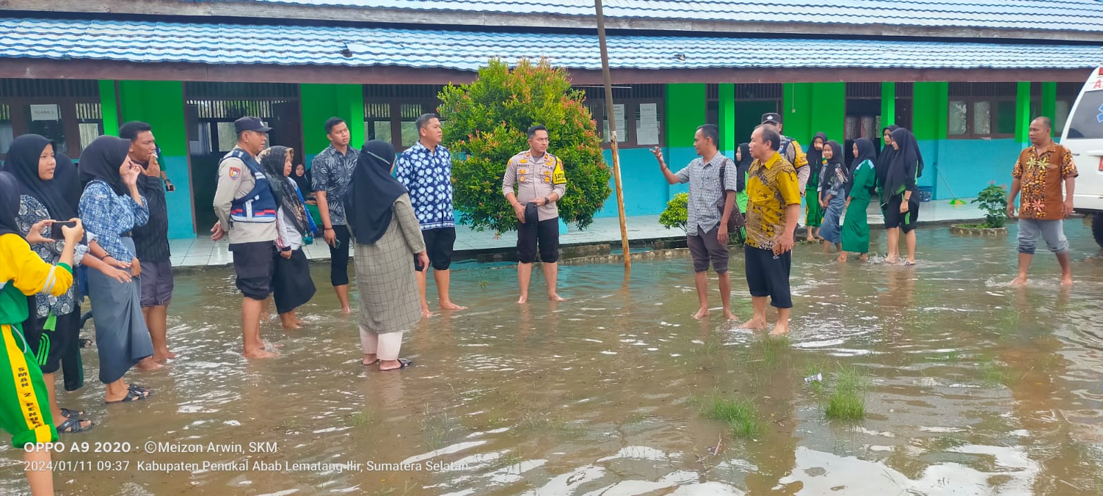 Polsek Penukal Utara Melakukan Pengecekan Banjir di Desa Prabumenang, Desa Lubuk Tampui dan di SMAN 2 PenuKal Utara.