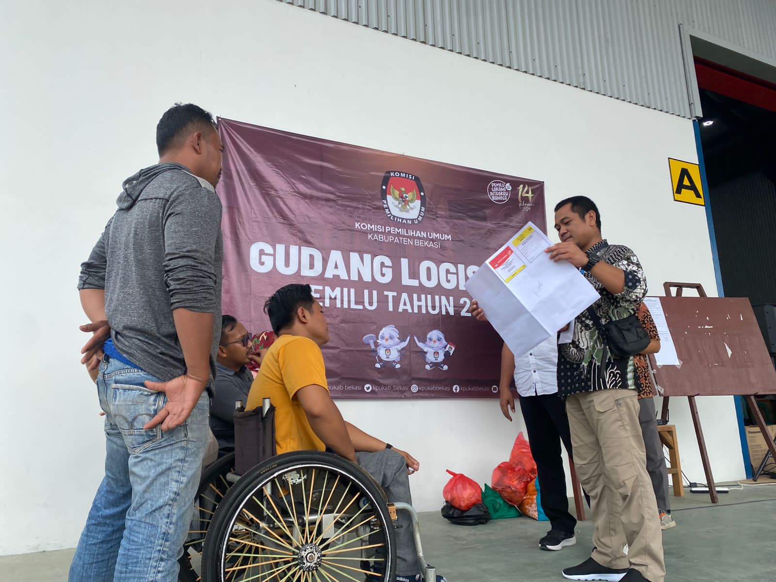 Kolaborasi Inovatif KPU Kabupaten Bekasi dan KPDI Kerja Sama dalam Sortir Surat Suara Pemilu 2024