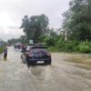 Polsek Talang Ubi Laksanakan Aksi Nyata Dengan Melakukan Pengaturan Arus Lalu lintas dan Pengecekan Banjir di Jalan KM 10 Serta Desa Talang Bulang