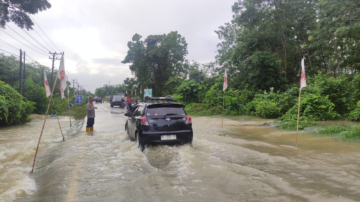 Polsek Talang Ubi Laksanakan Aksi Nyata Dengan Melakukan Pengaturan Arus Lalu lintas dan Pengecekan Banjir di Jalan KM 10 Serta Desa Talang Bulang
