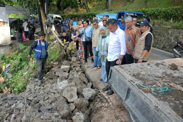 Bey Machmudin Pantau Penertiban Keramba Jaring Apung di Kawasan Waduk Cirata