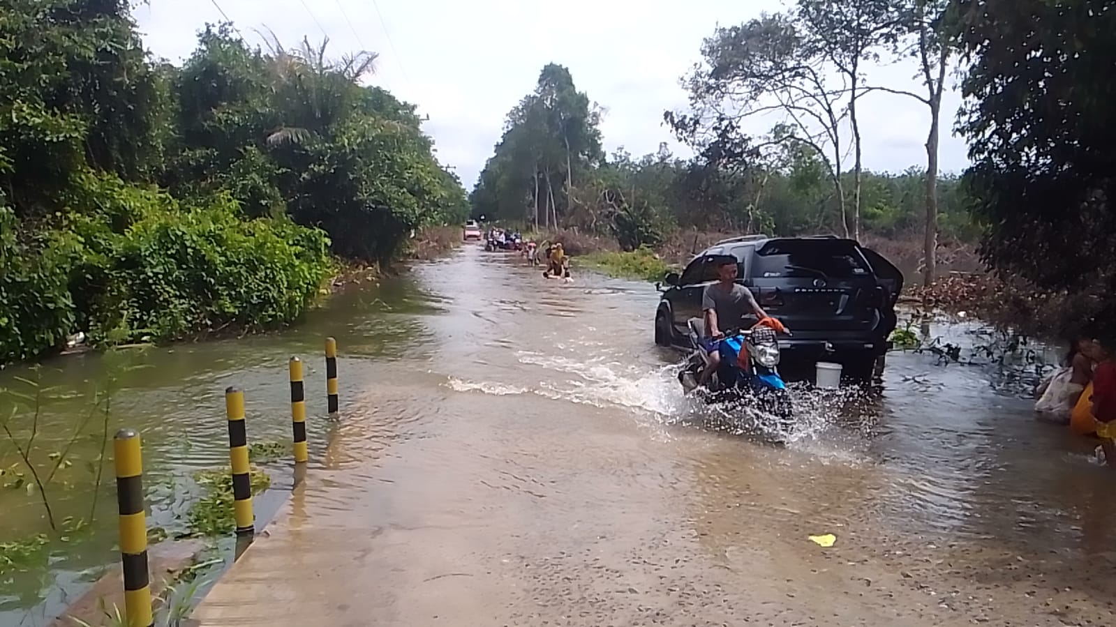 Akibat Curah Hujan Yang Cukup Tinggi, Jalan Lintas Kabupaten Pali di Desa Sungai Ibul lumpuh total.