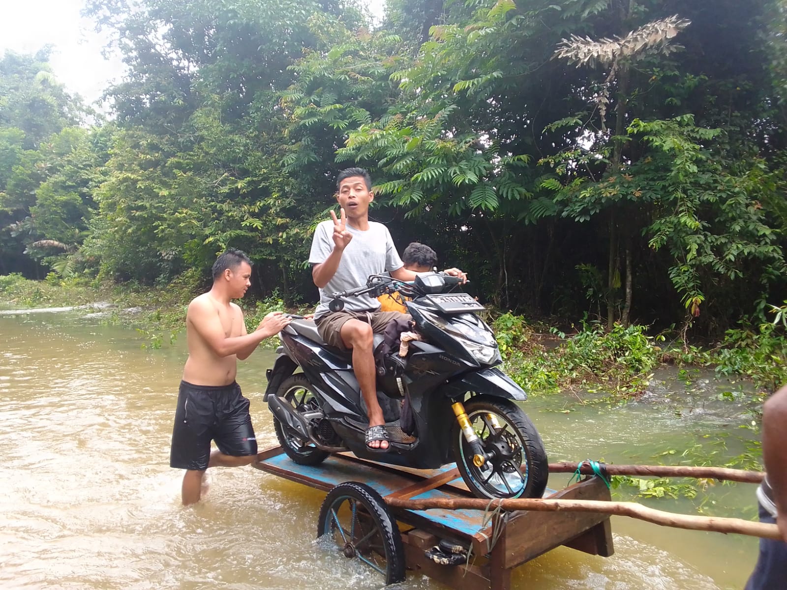 Akibat Curah Hujan Yang Cukup Tinggi, Jalan Lintas Kabupaten Pali di Desa Sungai Ibul lumpuh total.