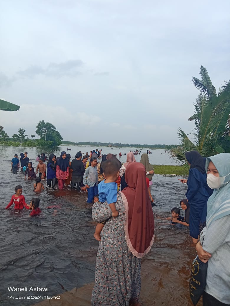 Masyarakat Pengabuan dan Pengabuan Timur Antusias Liburan Akhir Pekan Di Ceruk Satu Desa Pengabuan