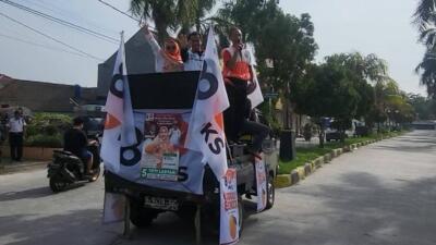 Seger Bener! Flashmob Kampanye Caleg PKS Teti Lestari di Cikarang Barat Bagikan Jeruk 