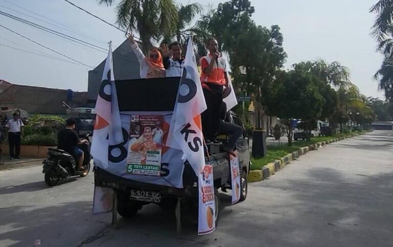 Seger Bener! Flashmob Kampanye Caleg PKS Teti Lestari di Cikarang Barat Bagikan Jeruk 