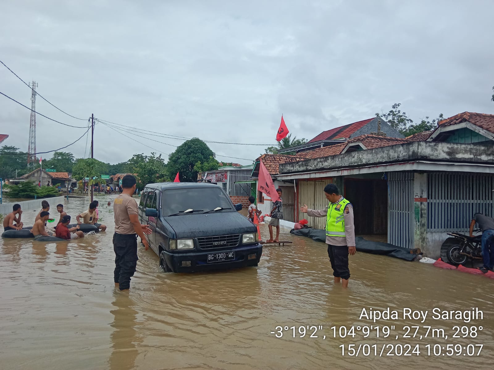 Polsek Tanah Abang Melakukan Monitoring dan Patroli Pengecekan Debit Air/Volume Banjir di Wilayah Nya,