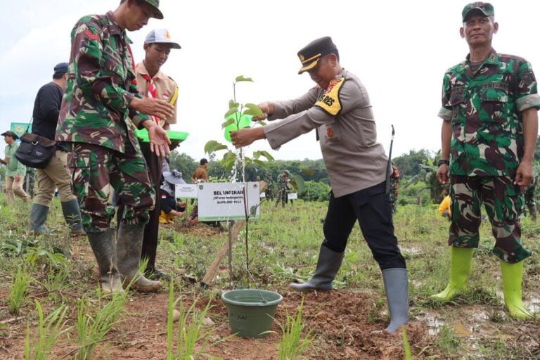 Kapolres PALI , Bersama Jajarannya Menghadiri Kegiatan Penanaman Pohon di Desa Padang Bindu