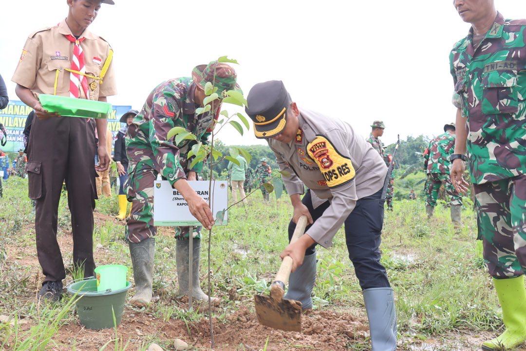 Kapolres PALI , Bersama Jajarannya Menghadiri Kegiatan Penanaman Pohon di Desa Padang Bindu