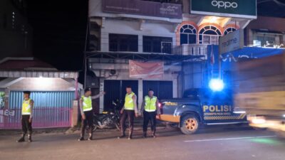 Polres PALI Memberikan Himbauan Kamtibmas Kepada Masyarakat Saat Melaksanakan Patroli Rutin