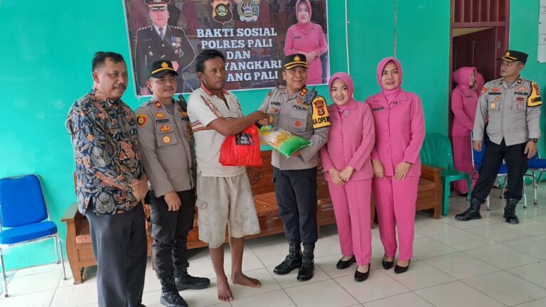 Kapolres PALI, AKBP Khairu Nasrudin, S.I.K., M.H, Bersama Ketua Bhayangkari Cabang Pali, Ny. HJ. Ratna Khairu Nasrudin, Turut Serta Dalam Kegiatan Pemberian Bantuan Sosial