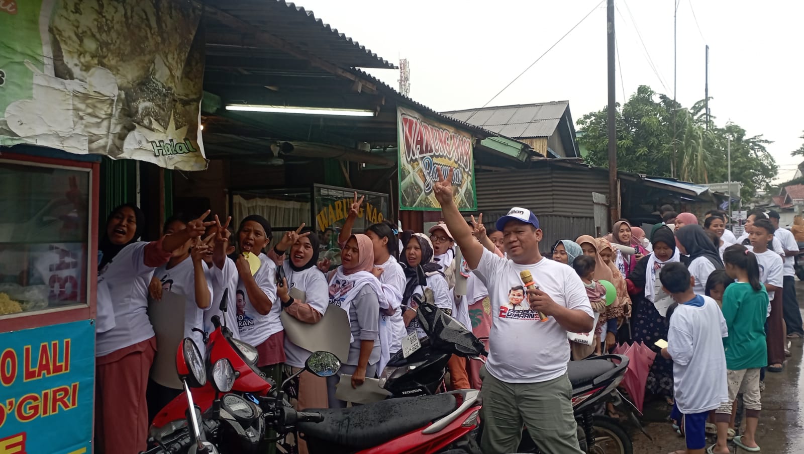 Relawan Militan Nomor Urut 2, Prabowo - Gibran Bagi Ribuan Porsi Bakso