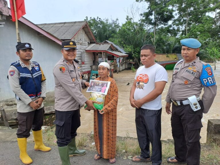 Kapolsek Tanah Abang, AKP Darmawansyah, S.H., M.H., Memberikan Bantuan Sosial (BANSOS) Kepada Warga Desa Sukaraja,