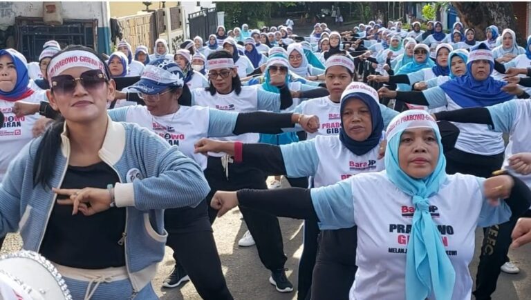 Bentuk Dukungan Terhadap Paslon Prabowo – Gibran Ratusan Emak – Emak Melakukan Senam Gemoy