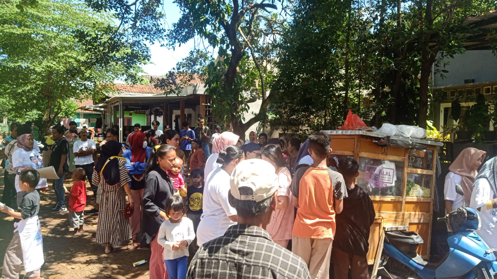 Barisan Relawan Militan Gibran (BRILIAN) Bagikan Ratusan Porsi Bakso di Bekasi