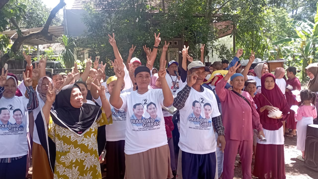 Barisan Relawan Militan Gibran (BRILIAN) Bagikan Ratusan Porsi Bakso di Bekasi