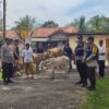 Kapolsek Tanah Abang, AKP Darmawansyah, S.H M.H, Bersama Personil Bhabinkamtibmas, Melakukan Evakuasi Hewan Ternak Masyarakat