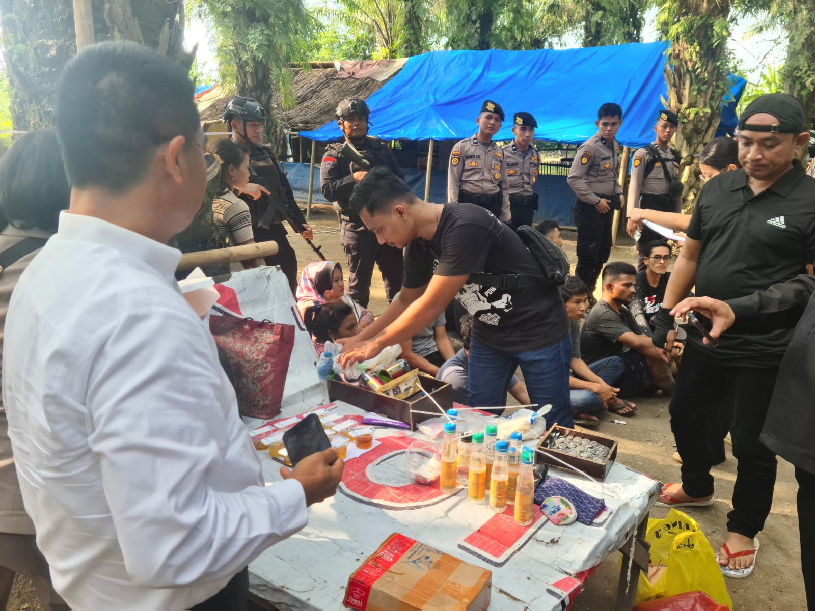 Brimob Polda Sumut Bersama Satgas Gakkum Gerebek Barak Narkoba dan Judi di Kecamatan Kutalimbaru
