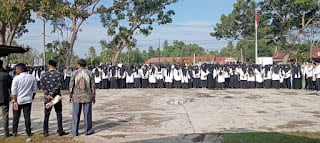 KIP Aceh Timur Melalui PPS Melantik 469 KPPS Di Halaman Kantor Camat Darul Aman