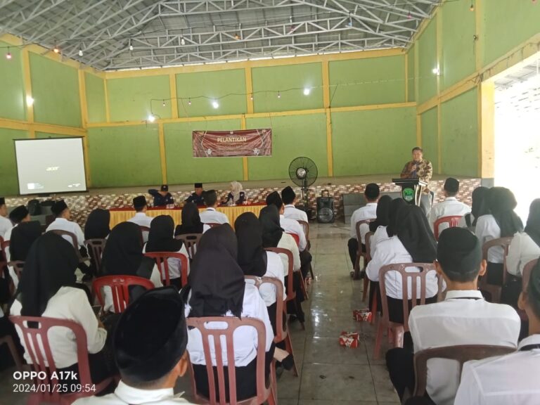 Polsek Penukal Utara Hadiri Pelantikan Kelompok Penyelenggara Pemungutan Suara di Gedung Serba Guna Desa Tanding Marga