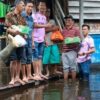 Bupati PALI Dr Ir H Heri Amalindo MM Melalui Pemerintah Desa (Pemdes) Air Itam Kecamatan Penukal Kabupaten PALI Memberikan Bantuan Sembako Terhadap Warga Yang Terdampak Banjir