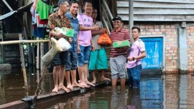 Bupati PALI Dr Ir H Heri Amalindo MM Melalui Pemerintah Desa (Pemdes) Air Itam Kecamatan Penukal Kabupaten PALI Memberikan Bantuan Sembako Terhadap Warga Yang Terdampak Banjir