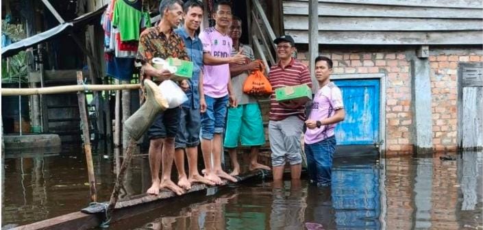 Bupati PALI Dr Ir H Heri Amalindo MM Melalui Pemerintah Desa (Pemdes) Air Itam Kecamatan Penukal Kabupaten PALI Memberikan Bantuan Sembako Terhadap Warga Yang Terdampak Banjir
