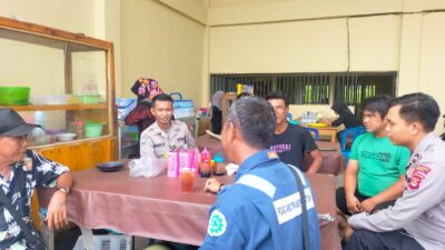 Kasat Binmas Polres PALI AKP ROMI F. AR, M.H Memimpin kegiatan Jumat Curhat di Handayani Mulya, Kecamatan Talang Ubi