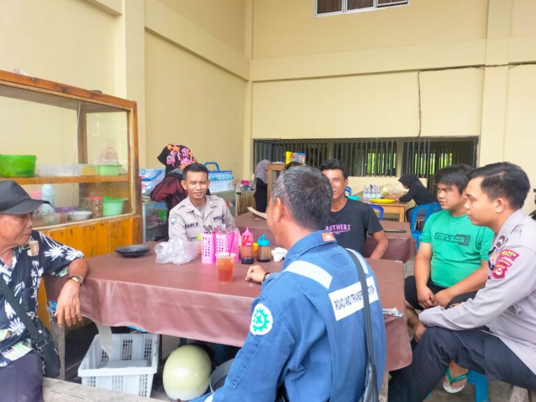 Kasat Binmas Polres PALI AKP ROMI F. AR, M.H Memimpin kegiatan Jumat Curhat di Handayani Mulya, Kecamatan Talang Ubi