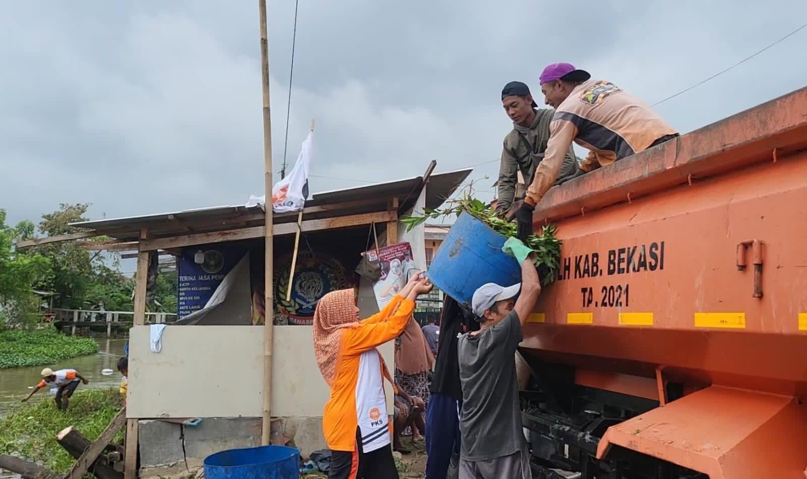 Caleg PKS Teti Lestari Kerja Bakti Bareng Warga Bersihkan Sungai dan Keruk Lumpur