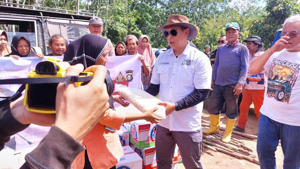 Gandeng Komunitas 4X4, Kapolda Sumsel Irjen A. Rachmad Wibowo Sambangi Masyarakat Korban Banjir dan Berikan Bantuan