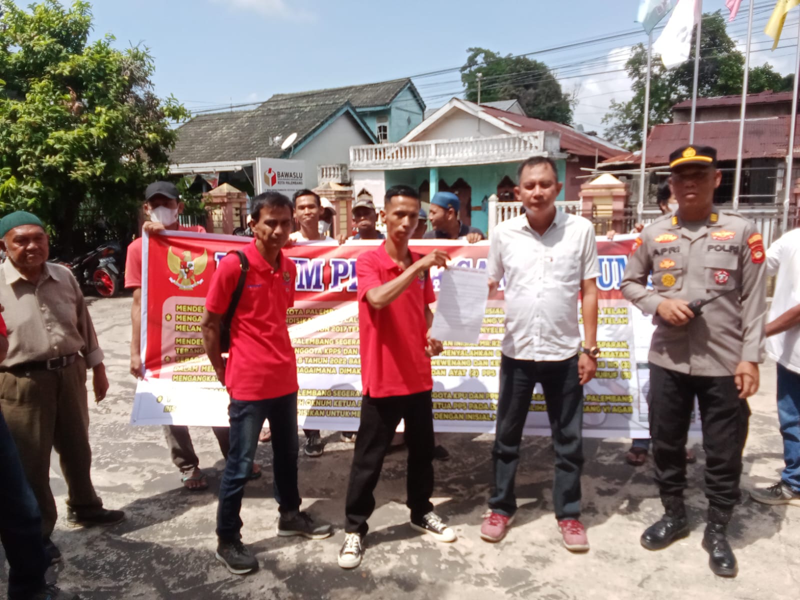 Forum Pemuda Garuda Sumsel Geruduk Kantor Bawaslu Kota Palembang Minta Usut Tuntas Oknum PPS Yang Diduga Melanggar Kode Etik Dalam Penyelenggaraan Pemilu
