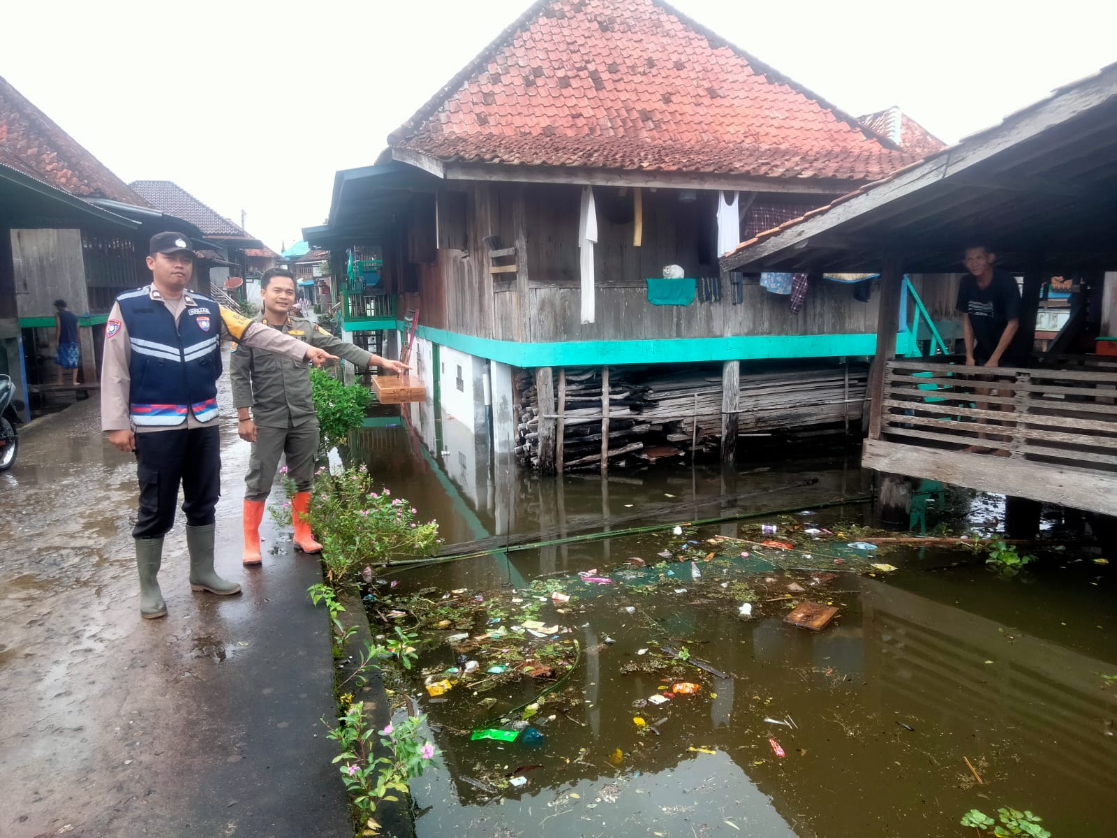 Polsek Penukal Utara Aktif Melakukan Pemantauan Terhadap Banjir Yang Melanda Sejumlah Desa di Kecamatan Penukal Utara,
