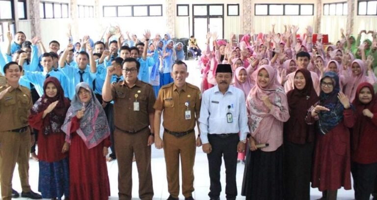 Disnaker Bersama SMKN 2 Cikarang Barat Siapkan Layanan Informasi Karier di Kegiatan Sekolah Siap Kerja