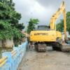 Camat Karangbahagia Lakukan Giat Pengerukan Tumpukan Sampah Jembatan Penghubung Sungai Ciherang