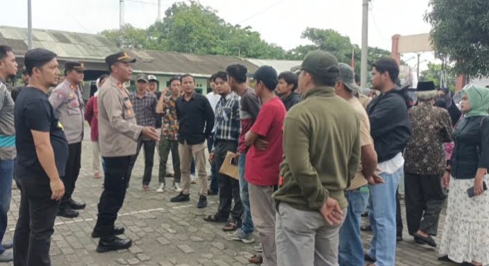 Tuntut Peleburan Tutup Permanen, Warga Ridomanah Gerudug Kantor Kecamatan Cibarusah