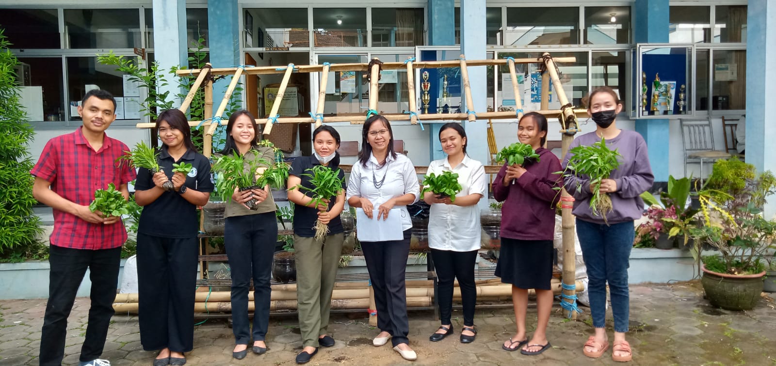Membangun Mini Greenhouse dan Budidaya Tanaman Pangan dengan Kreativitas Mahasiswa Agribisnis Universitas Katolik Widya Karya