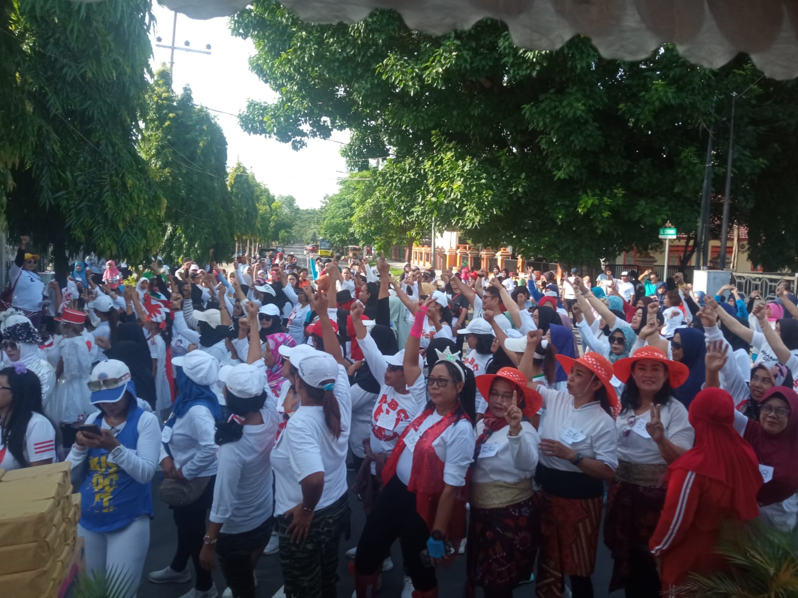 Penuh Semangat Emak-emak Relawan Prabowo-Gibran di Madiun Ikuti Senam Joget Gemoy