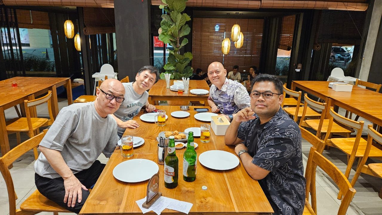 Bapak Dadan bersama tamu dari Jepang, meeting untuk kebutuhan tenaga perawat di Kumamoto, Jepang.