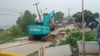 Tinjau Jalan Amblas, Plt Camat Bojongmangu Meminta Warga Waspada di Musim Penghujan