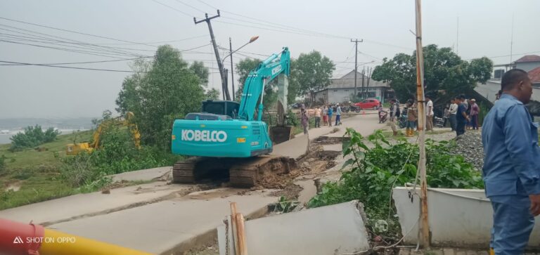 Tinjau Jalan Amblas, Plt Camat Bojongmangu Meminta Warga Waspada di Musim Penghujan