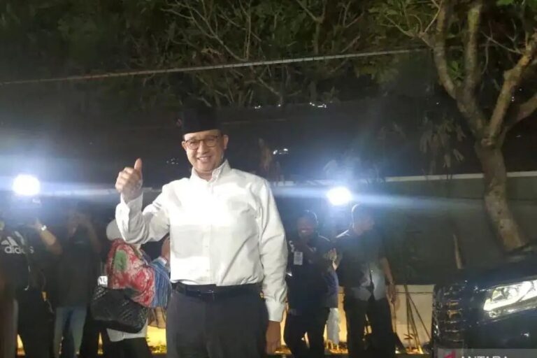 Anies Minta Doa Restu Ibunda untuk Debat Ketiga