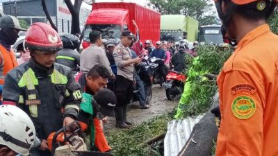 Tinjau Bencana Puting Beliung, Bey Machmudin Pastikan Penanganan Berjalan Optimal